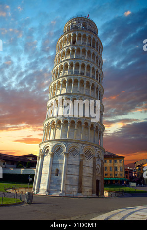 La Torre Pendente di Pisa al tramonto, Italia Foto Stock