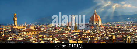 Tetto panoramico vista di Firenze con il Palazzio Vecchio e il Duomo, Italia Foto Stock