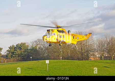 RAF 'Sea re " Salvataggio in elicottero ZX599 decolla dall'elipad in ospedale di Glenfield, Leicester, Leicestershire, Inghilterra Foto Stock