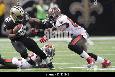 Dic. 16, 2012 - New Orleans, Louisiana, USA - (da sinistra a destra) New Orleans Saint DARREN SPROLES cerca di non avere affrontato dal Tampa Bay LAVONTE Buccaneer DAVID presso la Mercedes-Benz Superdome di New Orleans, in Louisiana USA. I Santi battere i bucanieri 41-0 (credito Immagine: © Dan Anderson/ZUMAPRESS.com) Foto Stock