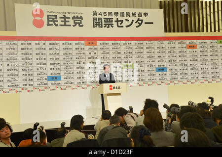 Dicembre 16, 2012, Tokyo, Giappone - Partito Democratico del Giappone News Conferenza di Tokyo Domenica, Dicembre 16, 2012 come ritorno anticipato indicano il DPJ è rotta in un crash di sconfitta in un'elezione generale. (Foto di Natsuki Sakai/AFLO) AYF -mis- Foto Stock