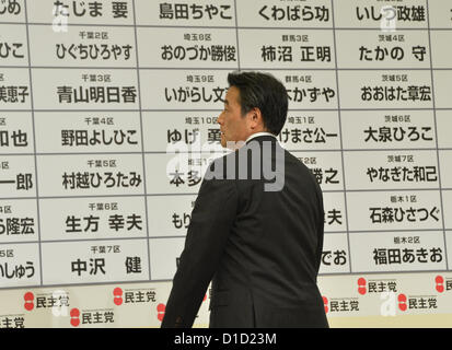 Dicembre 16, 2012, Tokyo, Giappone - Vice Premier Katsuya Okada sta davanti a una scheda che elenca i nomi dei candidati dal Partito democratico del Giappone di Domenica elezioni generali al partito elezione sede a Tokyo il 16 dicembre 2012. (Foto di Natsuki Sakai/AFLO) AYF -mis- Foto Stock