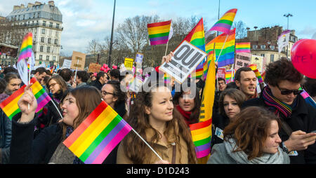 Parigi, Francia, folla felice adolescenti manifestanti donne in marcia per i diritti nella dimostrazione di matrimonio Pro Gay, con molti gruppi LGBT, bandiere arcobaleno, adolescenti al di fuori dell'uguaglianza e del sostegno del matrimonio, marcia di protesta per i diritti civili Foto Stock