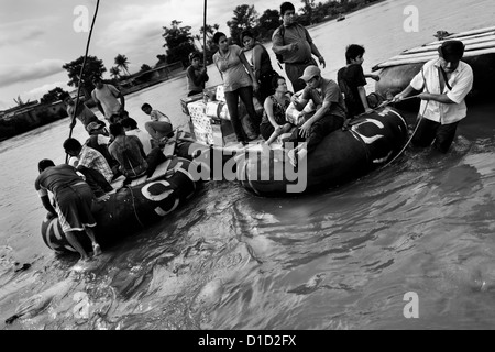 Realizzato localmente il tubo interno zattere di trasportare merci di contrabbando, area di confine e i lavoratori immigrati dall America centrale. Foto Stock