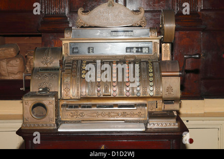 Vintage (antica) cassiere macchina presso il Museo della Farmacia La Botica Triolet in Matanzas, Cuba Foto Stock