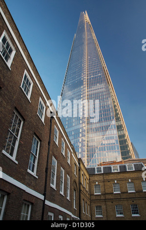 Antico e moderno: Londra il nuovissimo grattacielo "l'Shard", progettato da Renzo Piano, troneggia su di una terrazza di case in stile vittoriano. Southwark, Londra, Regno Unito. Foto Stock