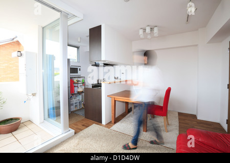 Giovane donna a piedi Soggiorno Foto Stock