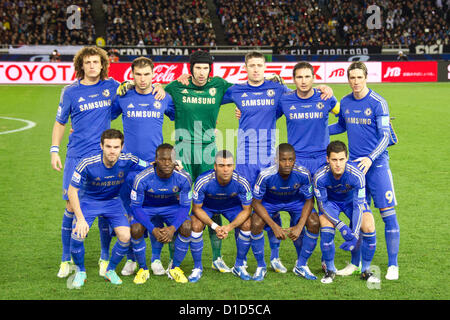 Kanagawa, Giappone. 16 dicembre 2012. Chelsea team group line-up, dicembre 16, 2012 - Calcio : Chealsea team group (L-R) David Luiz, Branislav Ivanovic, Petr Cech, Gary Cahill, Frank Lampard, Fernando Torres, anteriore; Juan Mata Mamuel, Victor Mosè, Ashley Cole, Ramires, Eden costituire pericolo prima che la FIFA Club World Cup Giappone 2012 partita finale tra Corinzi 1-0 Chelsea FC a Yokohama International Stadium, Kanagawa, Giappone. (Foto di Enrico Calderoni/AFLO SPORT) [0391] Foto Stock