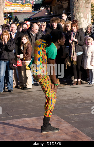 In Ghana il Ghana acrobati invernale tedesca Fiera di Natale a South Bank di Londra Foto Stock