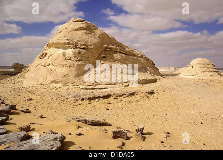 Vento ,Sole e sabbia calcari modellato sculture nel deserto bianco ,l'Egitto Foto Stock