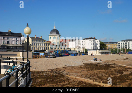 Lungomare a Worthing. West Sussex. In Inghilterra. Vista dal molo. Con Art Deco Cinema (il Duomo) e le persone che si godono la spiaggia. Foto Stock