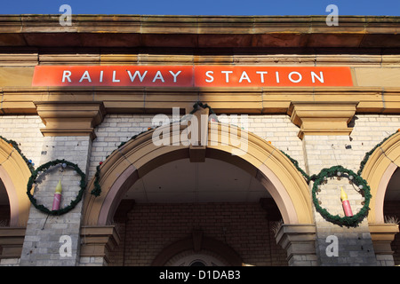 Smalto Stazione ferroviaria segno su Saltburn rail station North East England Regno Unito Foto Stock