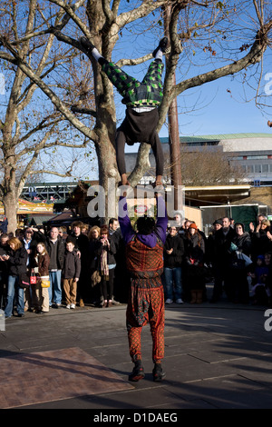 In Ghana il Ghana acrobati invernale tedesca Fiera di Natale a South Bank di Londra Foto Stock