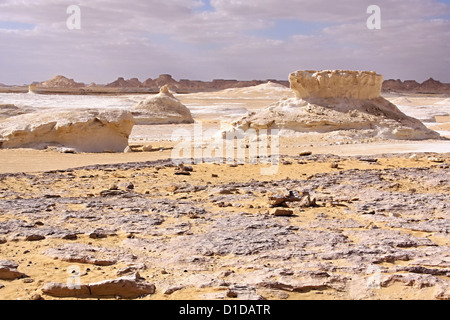 Sabbia dorata sul bianco marl e formazioni di calcite Foto Stock