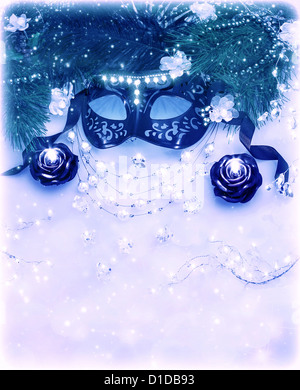 Immagine di blu confine festosa, maschera di carnevale con diamanti gioielli, collana di perle con lussuosi accessori masquerade su bianco Foto Stock