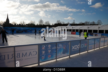 Pattinaggio sul ghiaccio al mobile temporanea pista di pattinaggio sul ghiaccio sul pezzo di Parkers Cambridge Inghilterra England Foto Stock