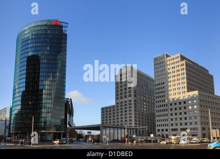 Edifici moderni e DB edificio dalla stazione della metropolitana nella ex Germania orientale la striscia della morte a Potsdamer Platz, Berlin, Germania Foto Stock