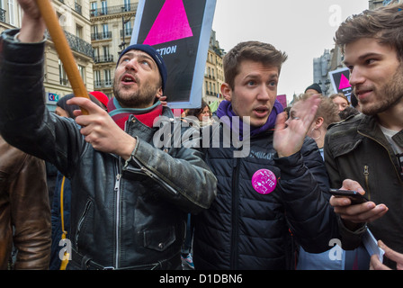 Parigi, Francia, Act Up-Paris Aids attivisti Marching in Gay Marriage dimostrazione, (Emmanuel, Arthur, Jeremy) Volontarii in Europa, giovani che protestano Foto Stock