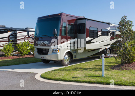 Allegro strada aperta a motore di lusso autobus parcheggiato a RV resort in Brunswick, Georgia Foto Stock