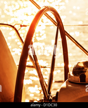 Immagine della barca a vela timone su sunset, volante di yacht, il timone della nave su Sunrise, il trasporto via mare, TRASPORTI PER ACQUA Foto Stock