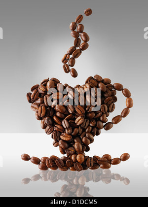 I chicchi di caffè nella forma di una tazza di caffè. ' Amore ' caffè Foto Stock