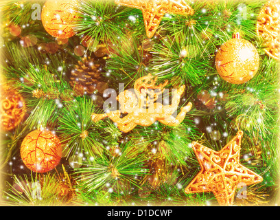 Foto di albero di Natale sfondo, verde abete decorate con oro giocattoli festosa, decorativo angelo stella e pallina appesa Foto Stock