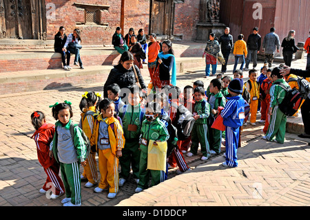 Scolaresche in visita a Patan Nepal Foto Stock