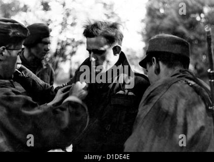 I soldati della Wehrmacht tedesca cercano un partigiano Frecnh nella zona di combattimento di Caen, Francia, 7 giugno 1944. Fotoarchiv für Zeitgeschichte Foto Stock