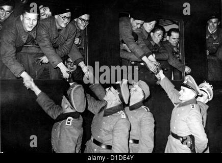 I soldati della Wehrmacht tedesca stringono le mani con i volontari francesi, che si stanno recando in prima linea, il 7 luglio 1944. Luogo sconosciuto. Fotoarchiv für Zeitgeschichte Foto Stock