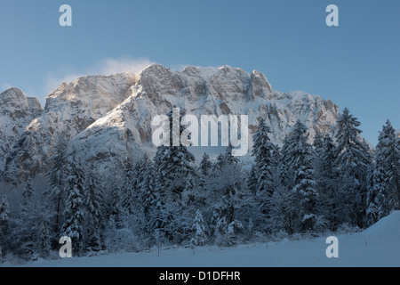 Una vista del monte Jof di Montasio in inverno Foto Stock