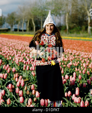 Donna olandese holding tulipani in giardino Keukenhof, il più grande del mondo di flower garden situato vicino a Lisse, Paesi Bassi,l'Europa Foto Stock