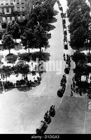 I soldati tedeschi marciano lungo l'Arco di Trionfo su Place de l'Etoile (oggi: Place Charles de Gaulle) durante l'invasione tedesca di Parigi nel giugno 1940. Fotoarchiv für Zeitgeschichte Foto Stock