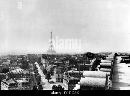 Una bandiera della svastica è raffigurata sull'Arco di Trionfo durante l'invasione di Parigi attraverso le truppe tedesche nel giugno 1940. La Torre Eiffel può essere vista sullo sfondo. Fotoarchiv für Zeitgeschichte Foto Stock