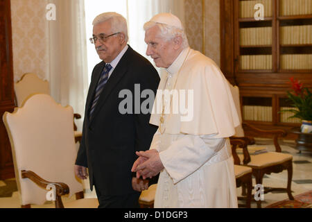 Dic. 17, 2012 - Vaticano, Vaticano, Italia - il presidente palestinese Mahmud Abbas incontra papa Benedetto XVI nel corso di una udienza privata nella biblioteca del Palazzo Apostolico in Vaticano il 17 dicembre 2012 (credito Immagine: © Thaer Ganaim APA/images/ZUMAPRESS.com) Foto Stock