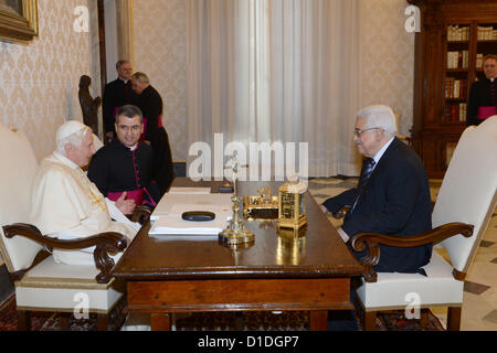 Dic. 17, 2012 - Vaticano, Vaticano, Italia - il presidente palestinese Mahmud Abbas incontra papa Benedetto XVI nel corso di una udienza privata nella biblioteca del Palazzo Apostolico in Vaticano il 17 dicembre 2012 (credito Immagine: © Thaer Ganaim APA/images/ZUMAPRESS.com) Foto Stock