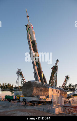 Un razzo Soyuz è sollevato in posizione dopo il roll out al launch pad 17 dicembre 2012 presso il cosmodromo di Baikonur in Kazakistan. Lancio del razzo Soyuz è prevista per dicembre 19 e invierà Expedition 34/35 Tecnico di volo Tom Marshburn della NASA, Soyuz Commander Romanenko romano e la spedizione 35 Commander Chris Hadfield della Canadian Space Agency (CSA) su un periodo di cinque mesi di missione a bordo della Stazione Spaziale Internazionale. © Planetpix / Alamy Live News Foto Stock