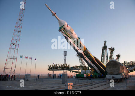 Un razzo Soyuz è sollevato in posizione dopo il roll out al launch pad 17 dicembre 2012 presso il cosmodromo di Baikonur in Kazakistan. Lancio del razzo Soyuz è prevista per dicembre 19 e invierà Expedition 34/35 Tecnico di volo Tom Marshburn della NASA, Soyuz Commander Romanenko romano e la spedizione 35 Commander Chris Hadfield della Canadian Space Agency (CSA) su un periodo di cinque mesi di missione a bordo della Stazione Spaziale Internazionale. © Planetpix / Alamy Live News Foto Stock