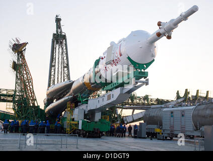 Un razzo Soyuz è sollevato in posizione dopo il roll out al launch pad 17 dicembre 2012 presso il cosmodromo di Baikonur in Kazakistan. Lancio del razzo Soyuz è prevista per dicembre 19 e invierà Expedition 34/35 Tecnico di volo Tom Marshburn della NASA, Soyuz Commander Romanenko romano e la spedizione 35 Commander Chris Hadfield della Canadian Space Agency (CSA) su un periodo di cinque mesi di missione a bordo della Stazione Spaziale Internazionale. © Planetpix / Alamy Live News Foto Stock