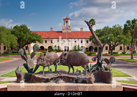 College Hall, Javelinas scultura, Texas A&M University campus in Kingsville, Gulf Coast regione, Texas, Stati Uniti d'America Foto Stock