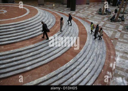 Passi al Winter Garden del World Financial Center di Manhattan. Foto Stock