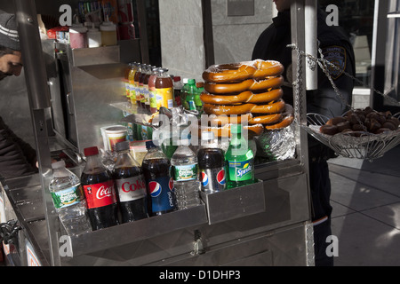 Venditore ambulante di carrello, la Fifth Avenue, Manhattan. Foto Stock