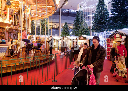 La gente lo shopping di Natale nel centro di MK, Milton Keynes, Buckinghamshire REGNO UNITO Foto Stock