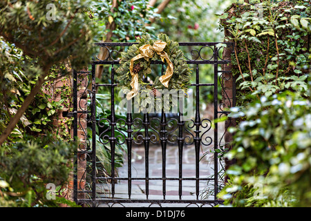 Cancello di ferro decorato con una ghirlanda di Natale in casa storica Charleston, Carolina del Sud. Foto Stock