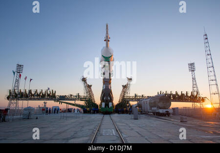 Un razzo Soyuz è sollevato in posizione dopo il roll out al launch pad 17 dicembre 2012 presso il cosmodromo di Baikonur in Kazakistan. Lancio del razzo Soyuz è prevista per dicembre 19 e invierà Expedition 34/35 Tecnico di volo Tom Marshburn della NASA, Soyuz Commander Romanenko romano e la spedizione 35 Commander Chris Hadfield della Canadian Space Agency (CSA) su un periodo di cinque mesi di missione a bordo della Stazione Spaziale Internazionale. © Planetpix / Alamy Live News Foto Stock