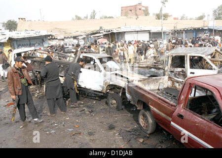 Le persone si radunano presso il sito dopo auto scoppio di una bomba in un mercato situato a Jamrud area in Khyber Agency, lunedì 17 dicembre, 2012. 7 persone tra cui donne e bambini e decine di feriti quando è esplosa vicino a una coda di bus in un mercato di Khyber agenzia. Foto Stock