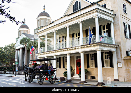 Carrozza a cavallo tour lungo incontro storico Street a Charleston, Carolina del Sud. Foto Stock