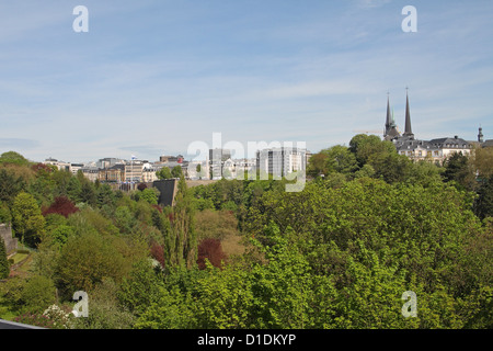 Vista della città di Lussemburgo, tra cui la cattedrale di Notre Dame, come si vede in tutta la valle Petrusse Foto Stock