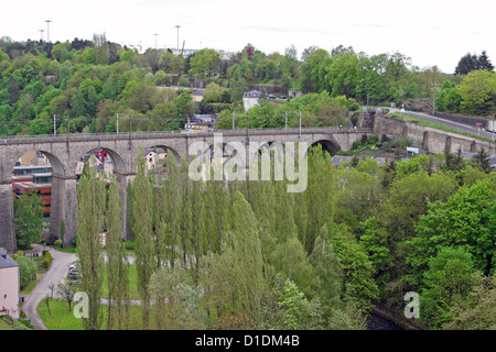 Ammira la città vecchia di Lussemburgo, patrimonio mondiale dell'UNESCO, dai Casemates du Bock Foto Stock