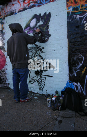 L'artista di strada creando la sua illustrazione Foto Stock