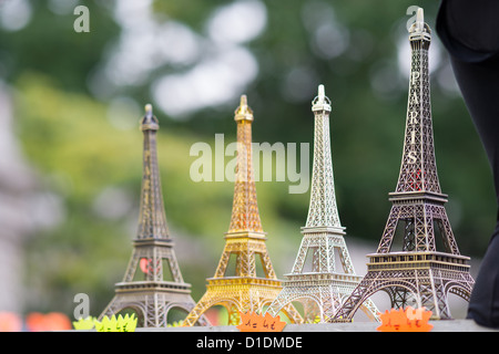 Grandi e piccoli Tour Eiffel Foto Stock